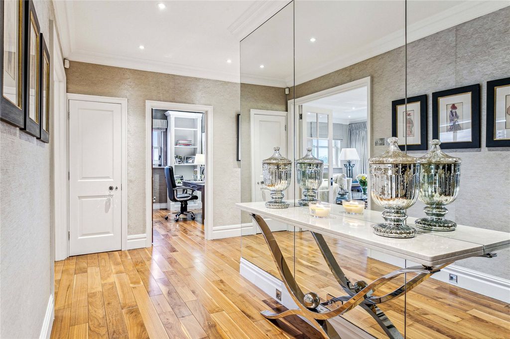 Property photo 2 of 17 Entrance Hall