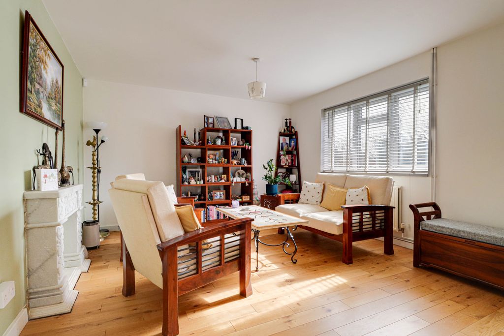 Property photo 2 of 17 Lounge