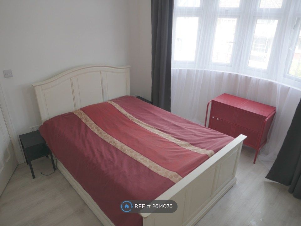 Property photo 1 of 18 Bedroom 1, Picture 1