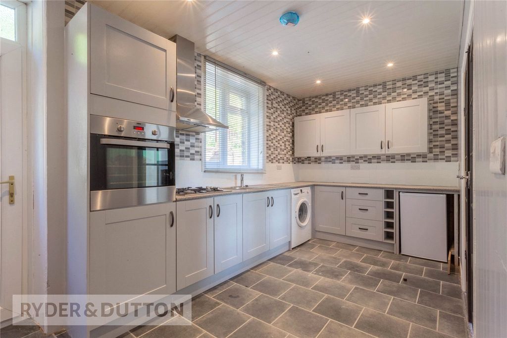 Property photo 3 of 19 Kitchen