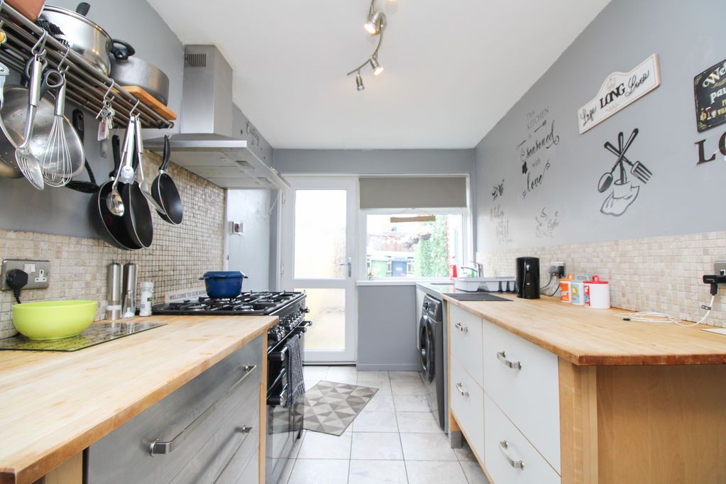 2 bed bungalow for saleHartside Crescent, Hanover Estate NE21 photo 5