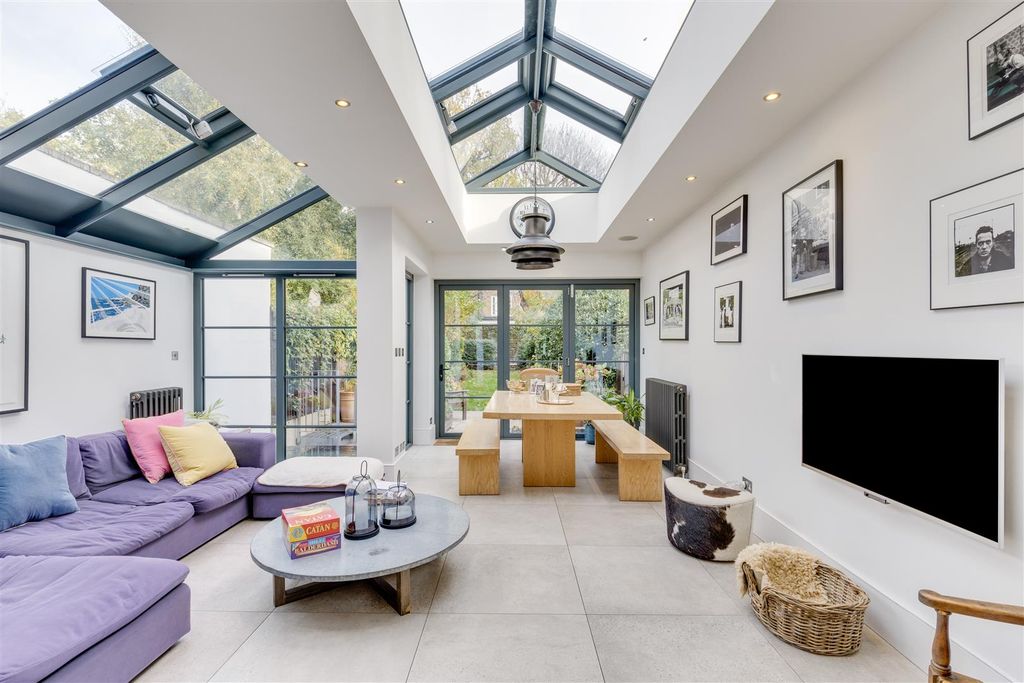 Property photo 2 of 18 Goldhurst Terrace 63-31.Jpg