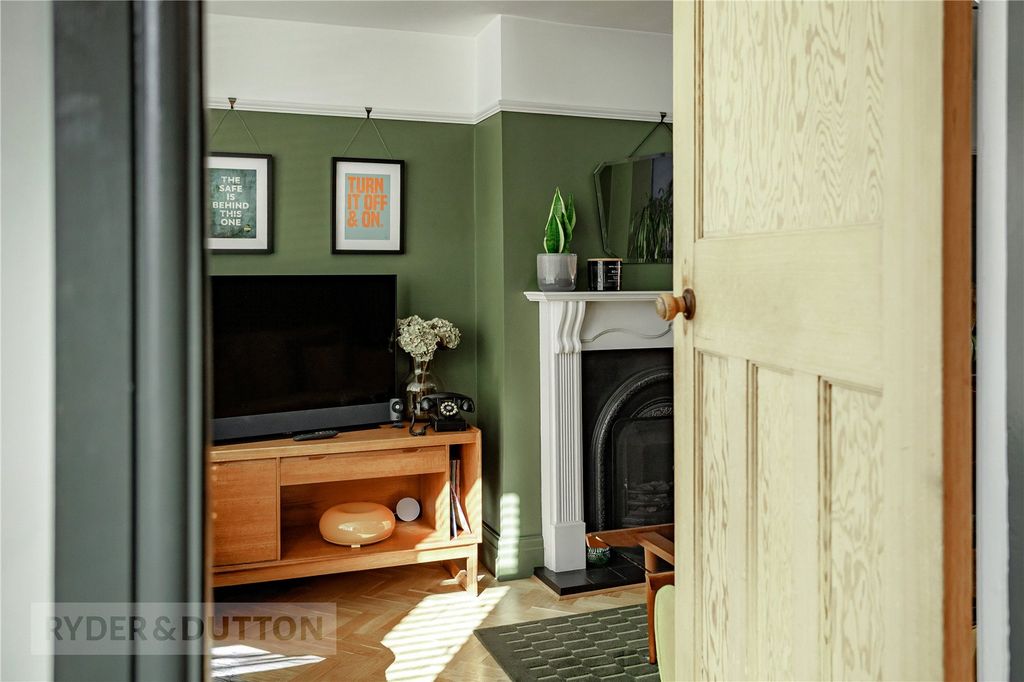 Property photo 3 of 37 Entrance