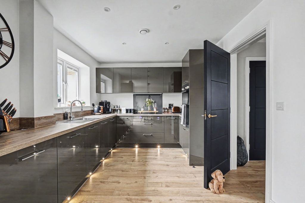 Property photo 2 of 36