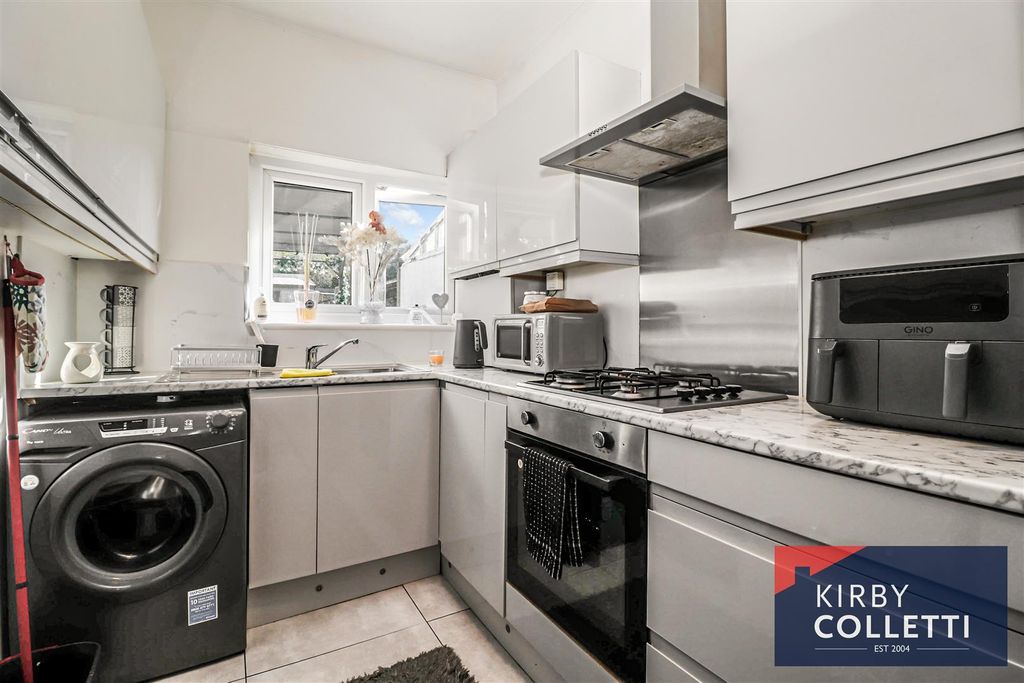 Property photo 2 of 10 Fitted Kitchen