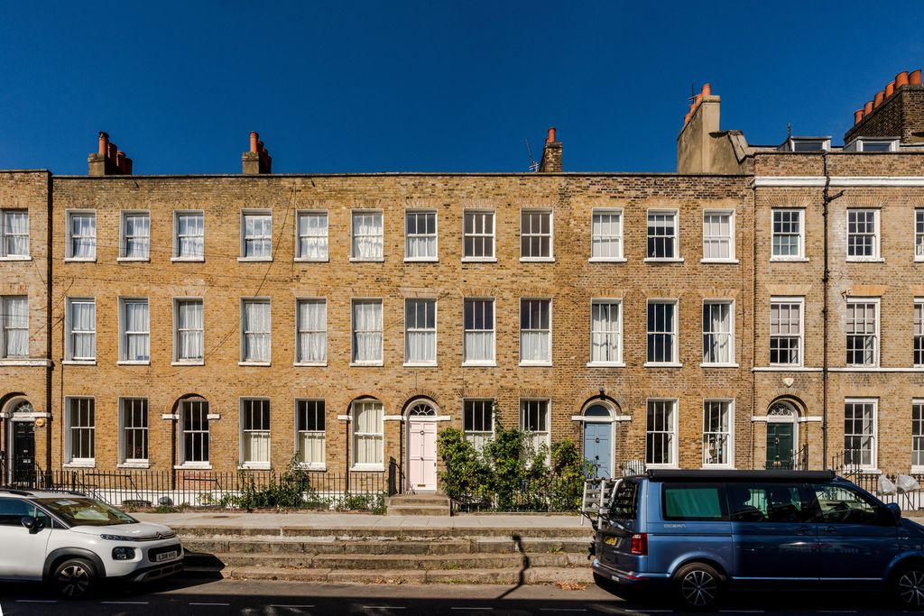 Property photo 1 of 36 314213 - 24 Surrey Square-49.Jpeg