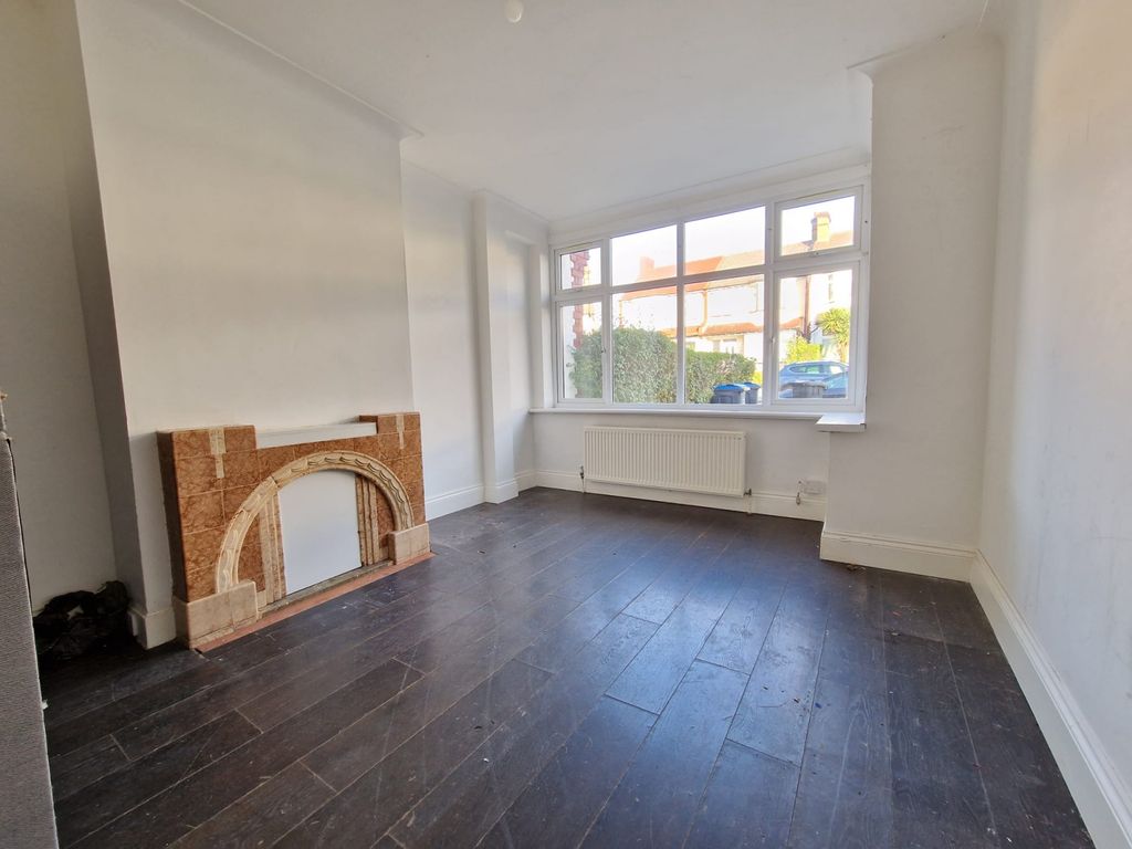 Property photo 1 of 11 Buller Road Cr7 8Qz