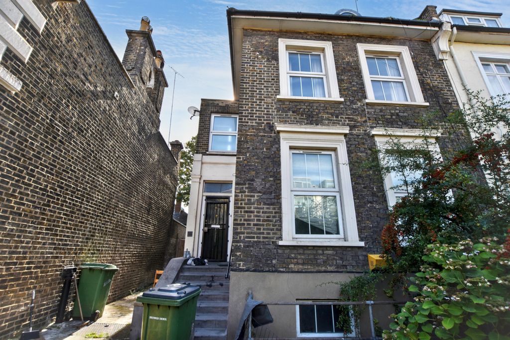 Property photo 1 of 18 Flats A-C, 16 Woolwich Road, Greenwich, London, Se10 0Ju