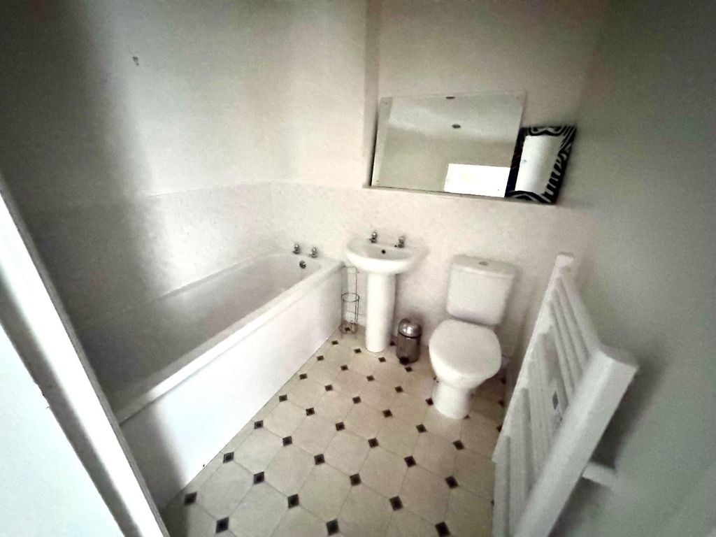 Property photo 3 of 7 Bathroom