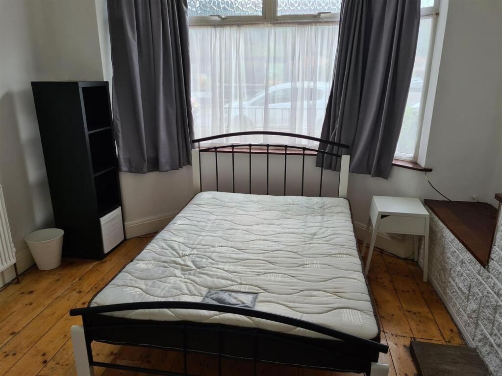 Property photo 3 of 11 Bright And Inviting Double Bedroom Featuring Large...