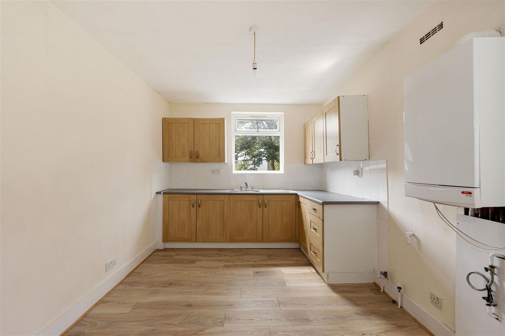 Property photo 3 of 12 Glenthorne Road E17