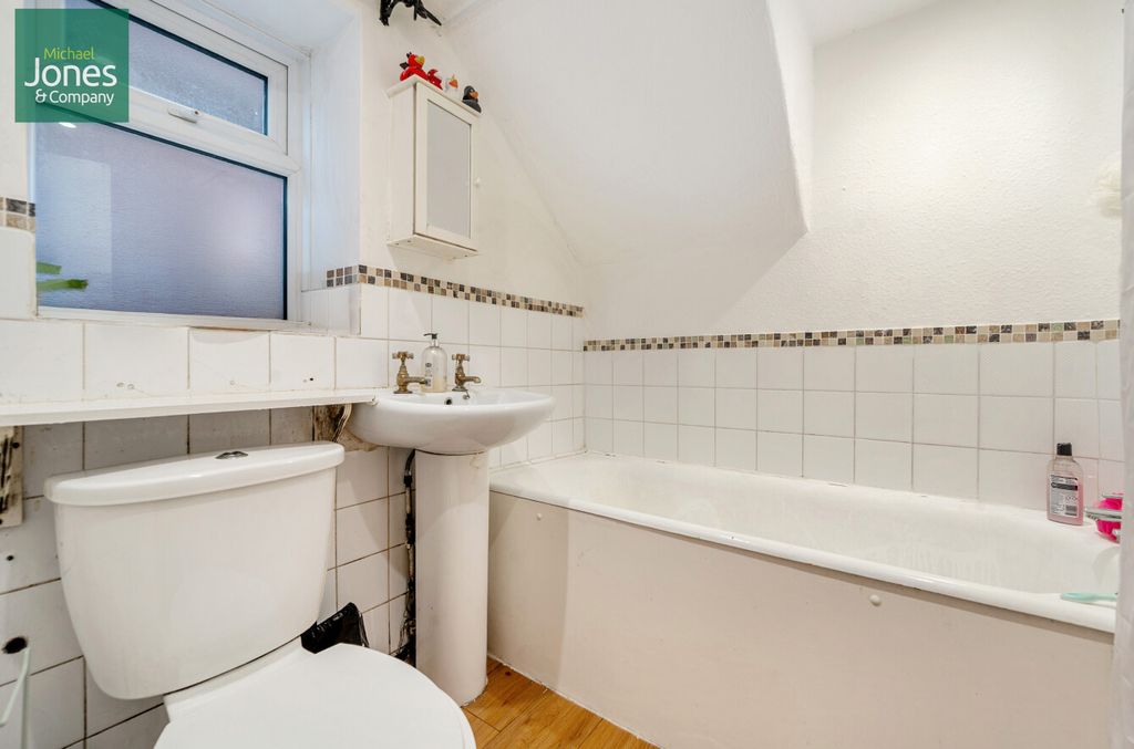 Property photo 2 of 8 Bathroom
