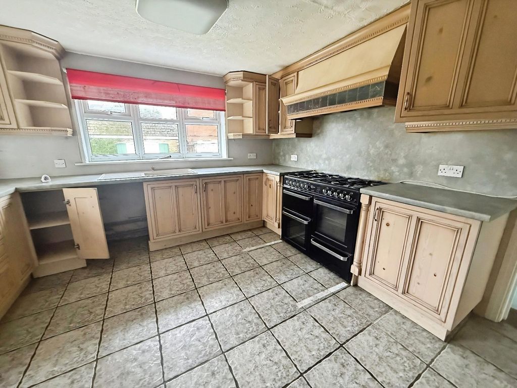 Property photo 3 of 21 Kitchen