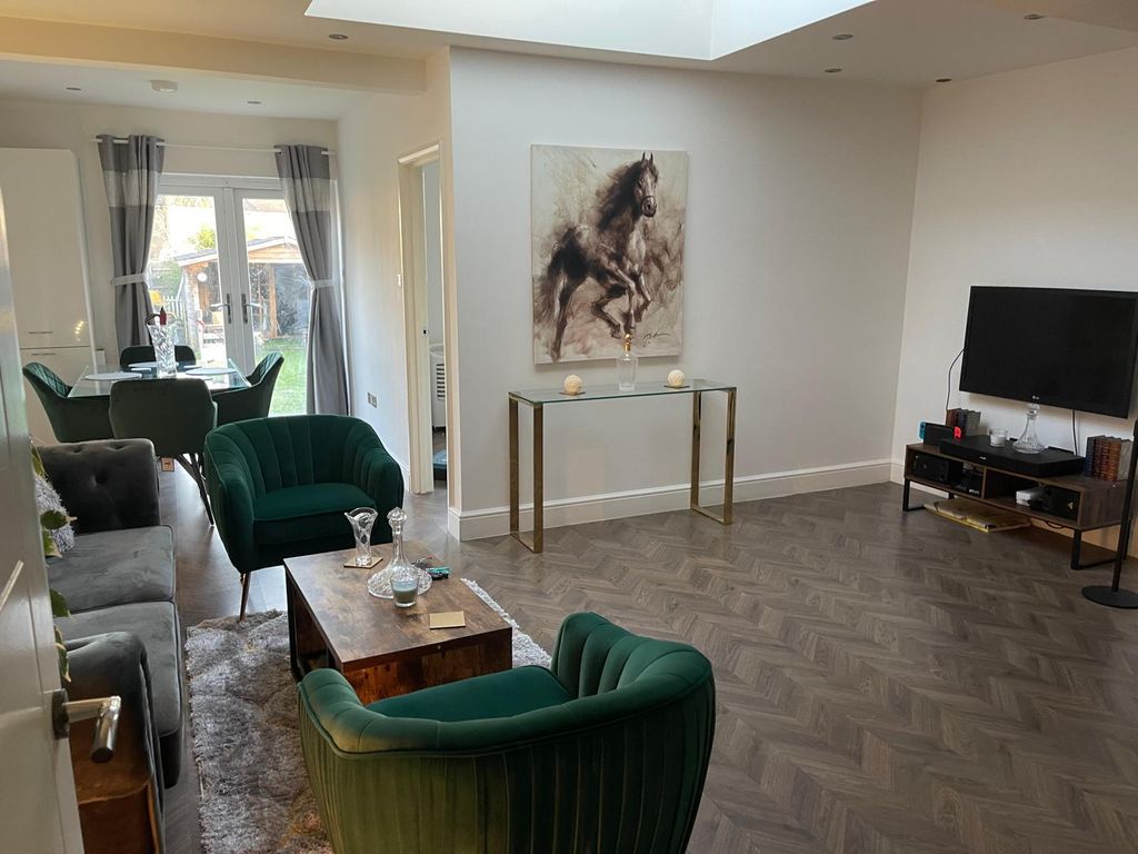 Property photo 1 of 21 2-Bedroom Flat ,Ub5 4Px