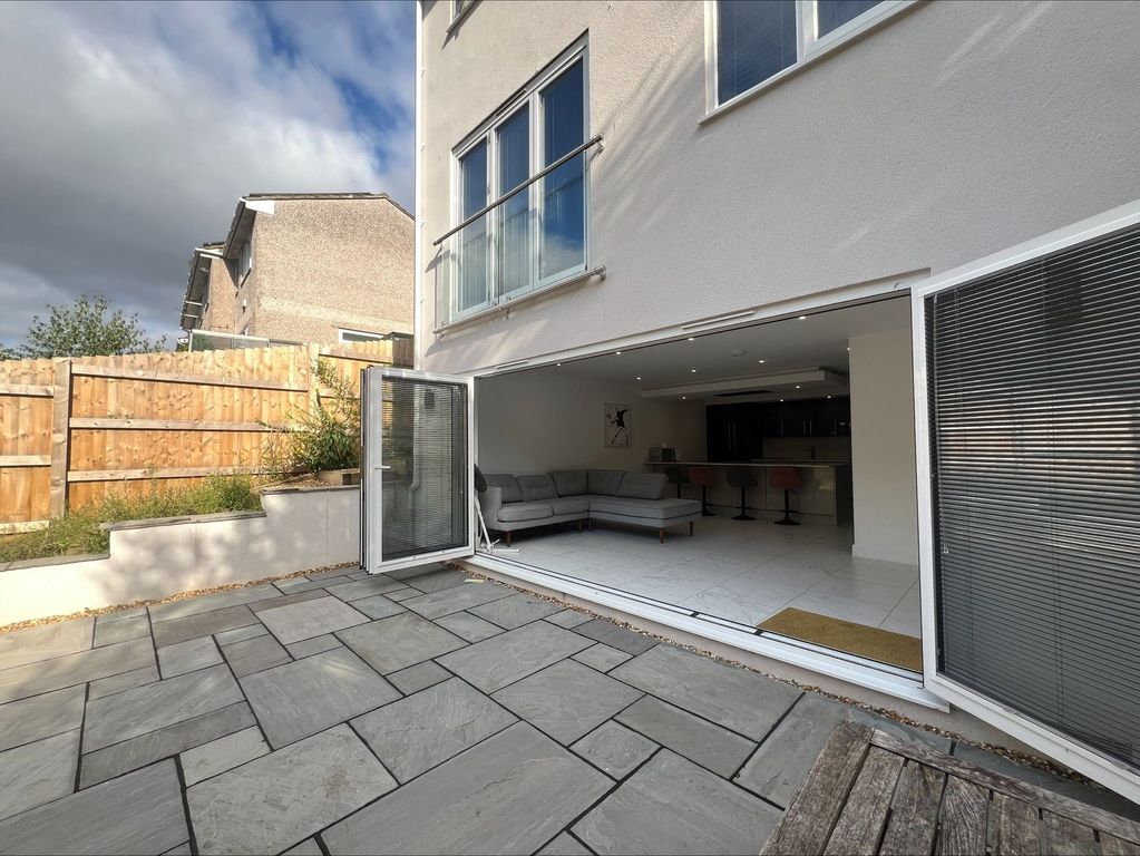 Property photo 2 of 12 A Bright And Spacious Garden Area With Modern Ston...