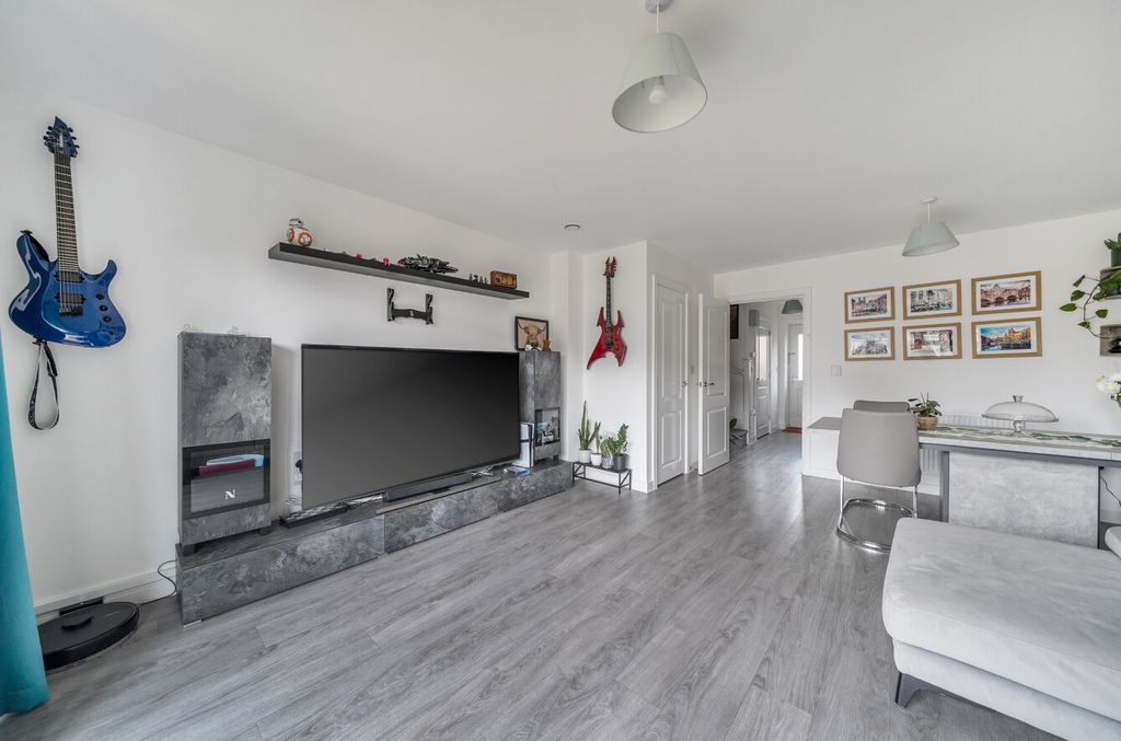 Property photo 3 of 28 1410113-9-698De26...