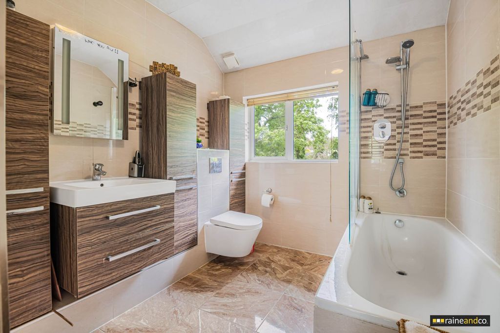 Additional image 18 of 5 bed detached house for saleMymms Drive, Brookmans Park, Hatfield AL9
