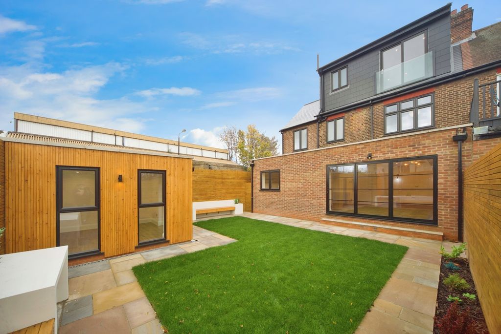 Property photo 2 of 17 Photo