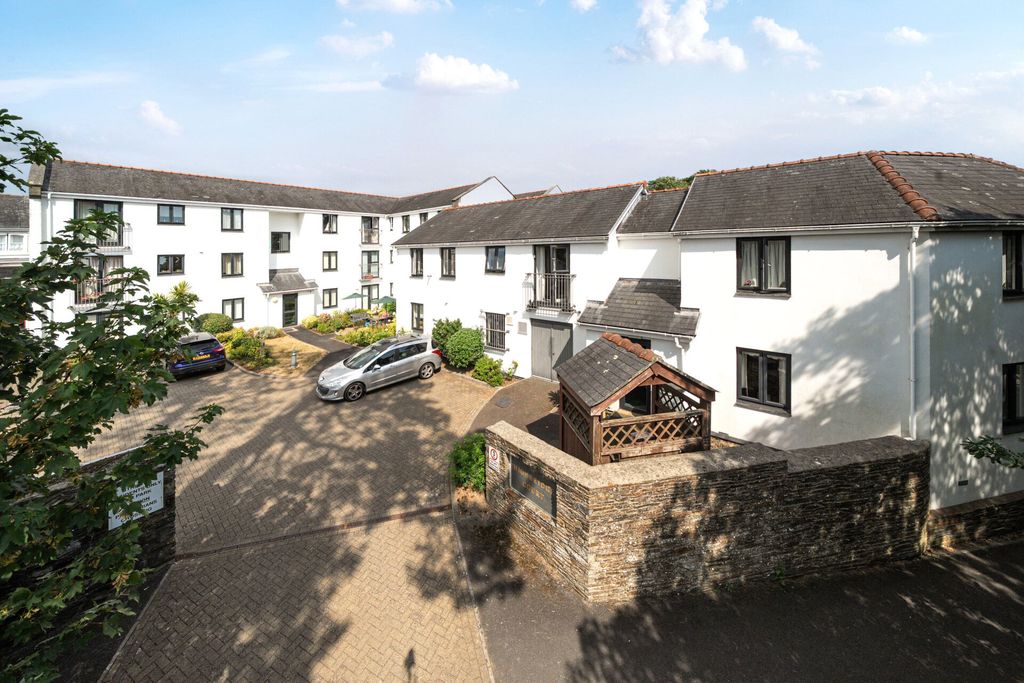 Property photo 1 of 12 Highbridge Court