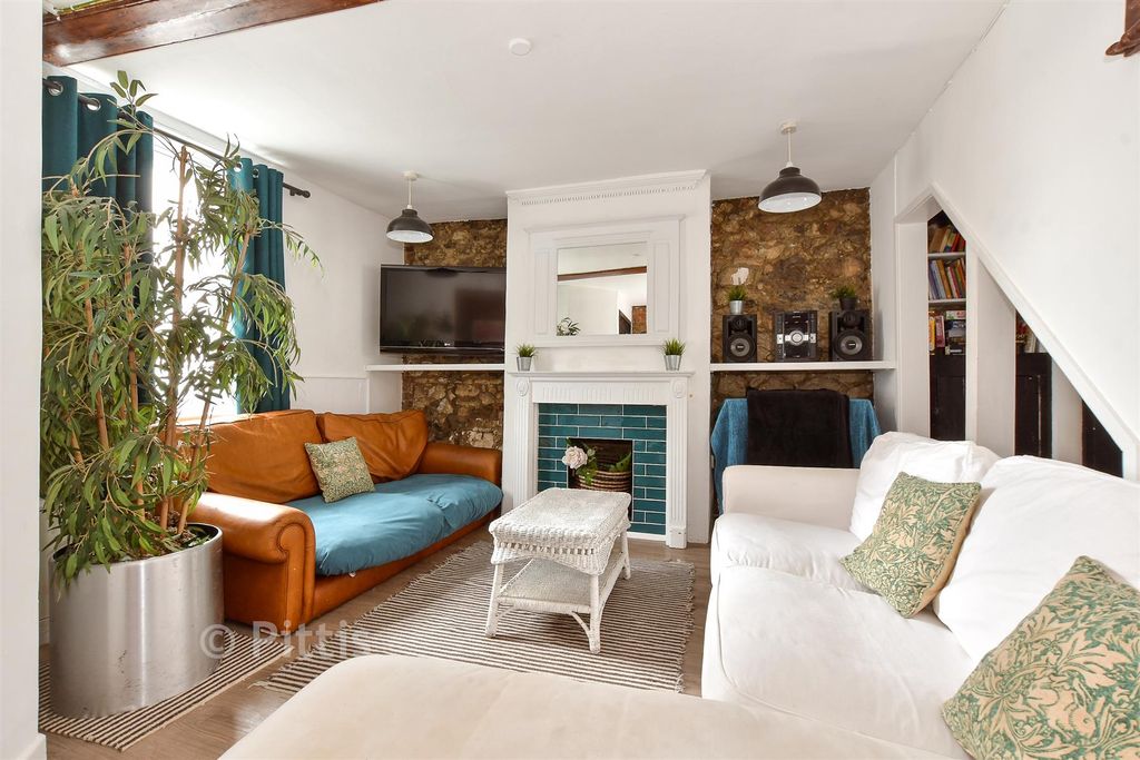 Property photo 3 of 12 Lounge
