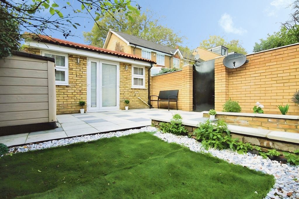 Property photo 2 of 18 Garden