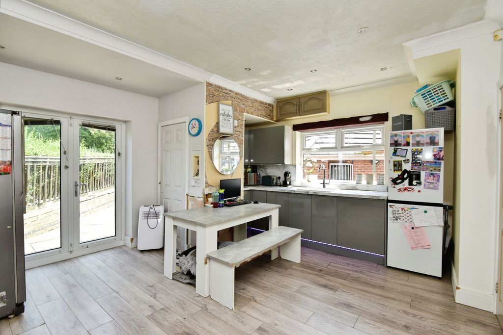 Property photo 3 of 21 Kitchen Diner