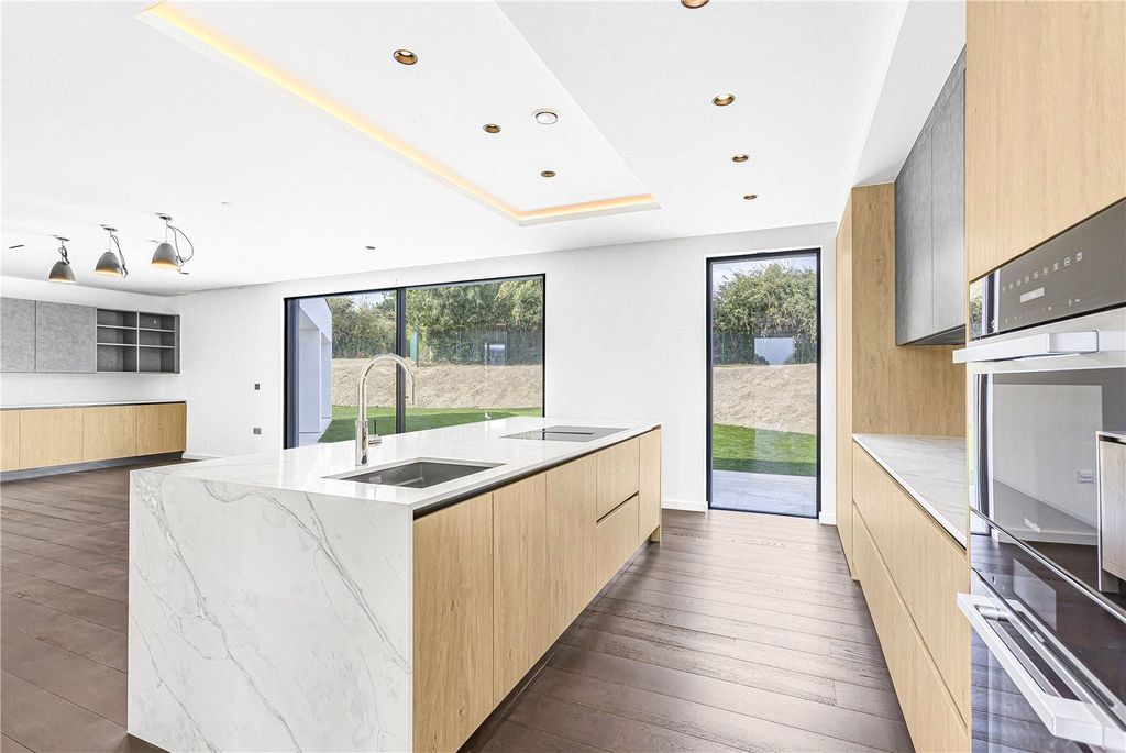 Property photo 3 of 49 Picture No. 07