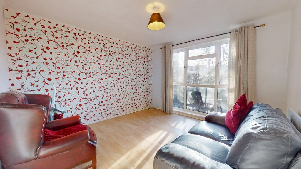 Property photo 3 of 18 4611084