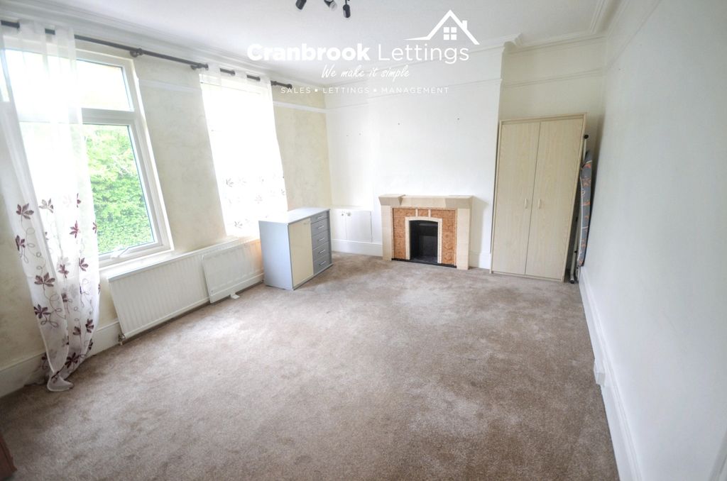 Property photo 1 of 8 Two Bedroom Flat To Rent Lambourne Road, Chigwell Ig7
