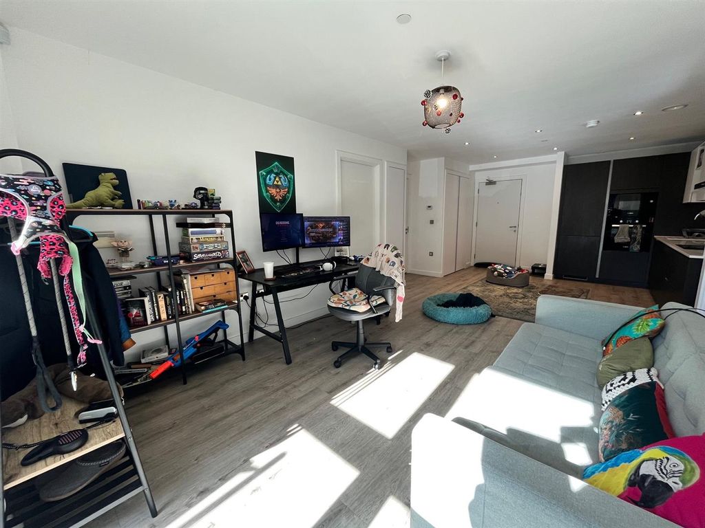 Property photo 3 of 11 Living Room