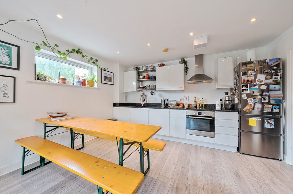 Property photo 3 of 17 1298390-8-6830970...