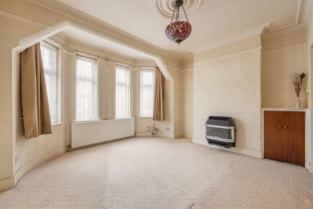 Property photo 2 of 33 Nelson Road, E4