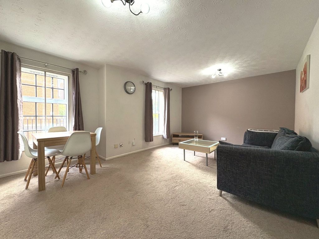 Property photo 3 of 11 Lounge