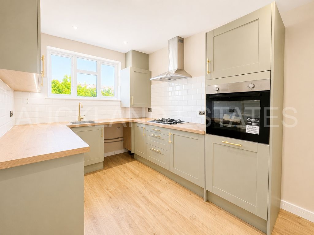 Property photo 2 of 17 Image00005