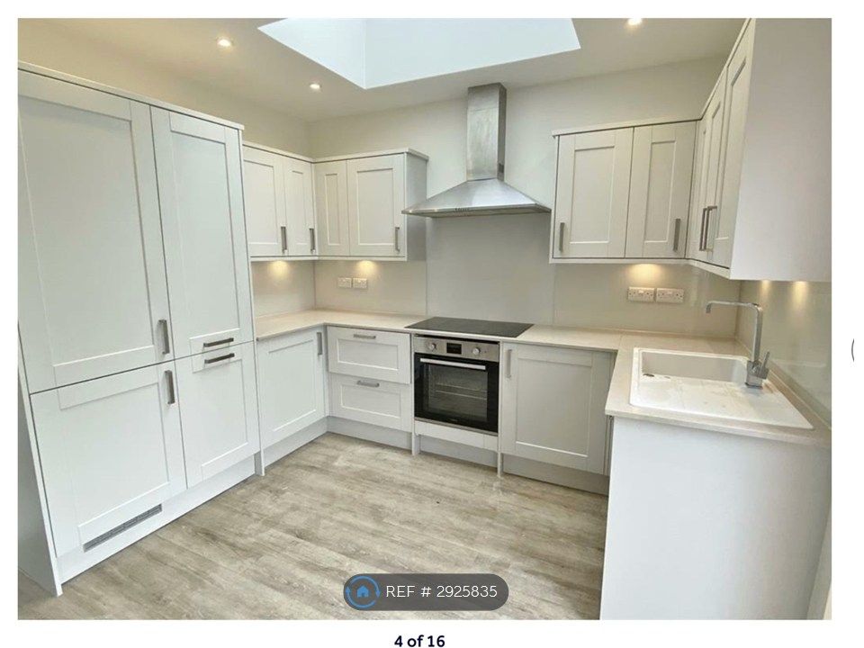 Property photo 3 of 11 Kitchen