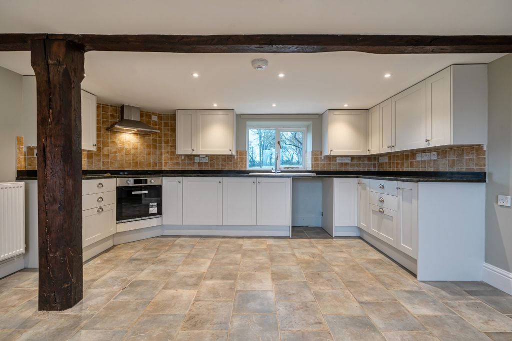 Property photo 2 of 31