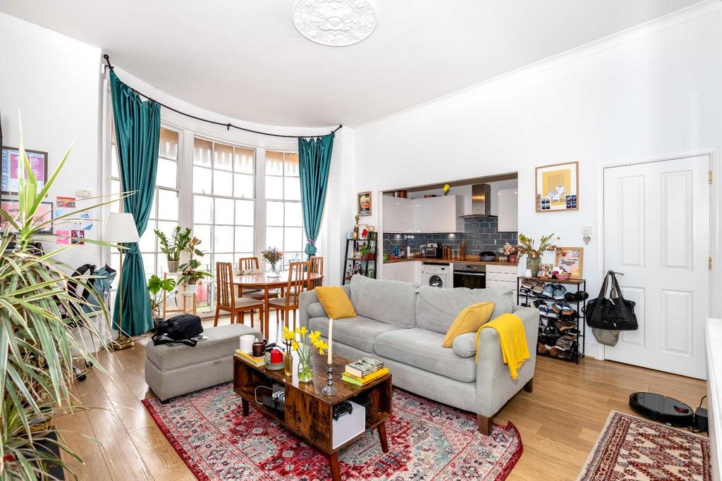 Property photo 3 of 29 Bedford Square-06.Jpg
