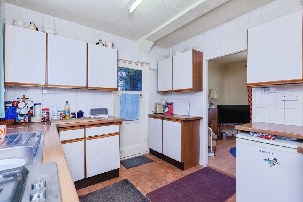 Property photo 3 of 20 Kitchen