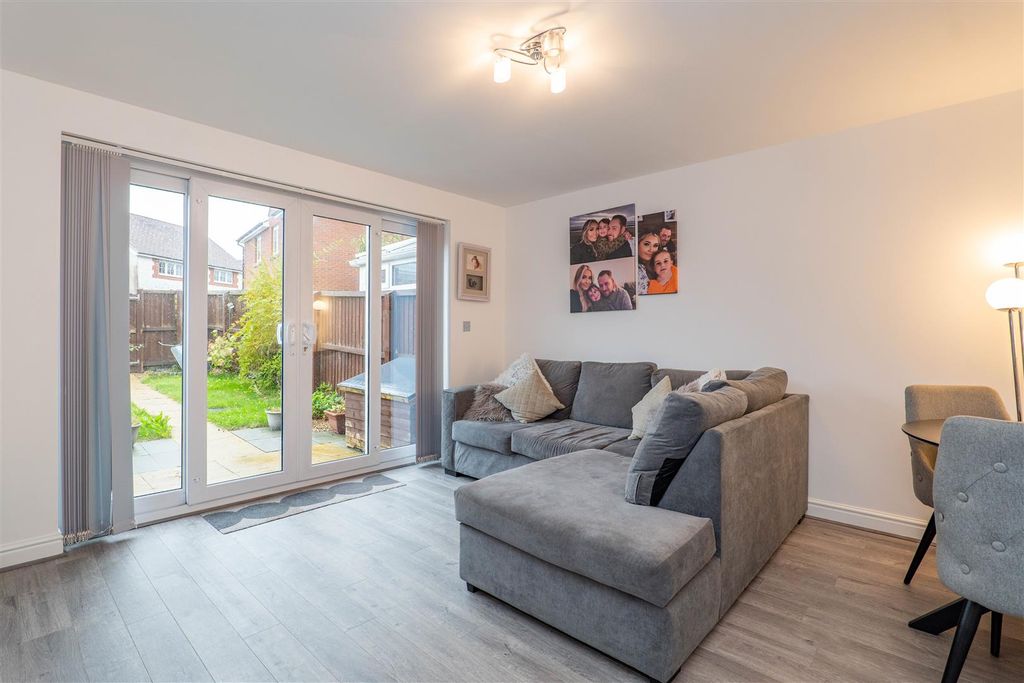 Property photo 2 of 22 Lounge