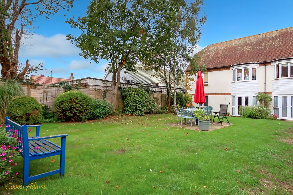 Property photo 3 of 7 Communal Gardens