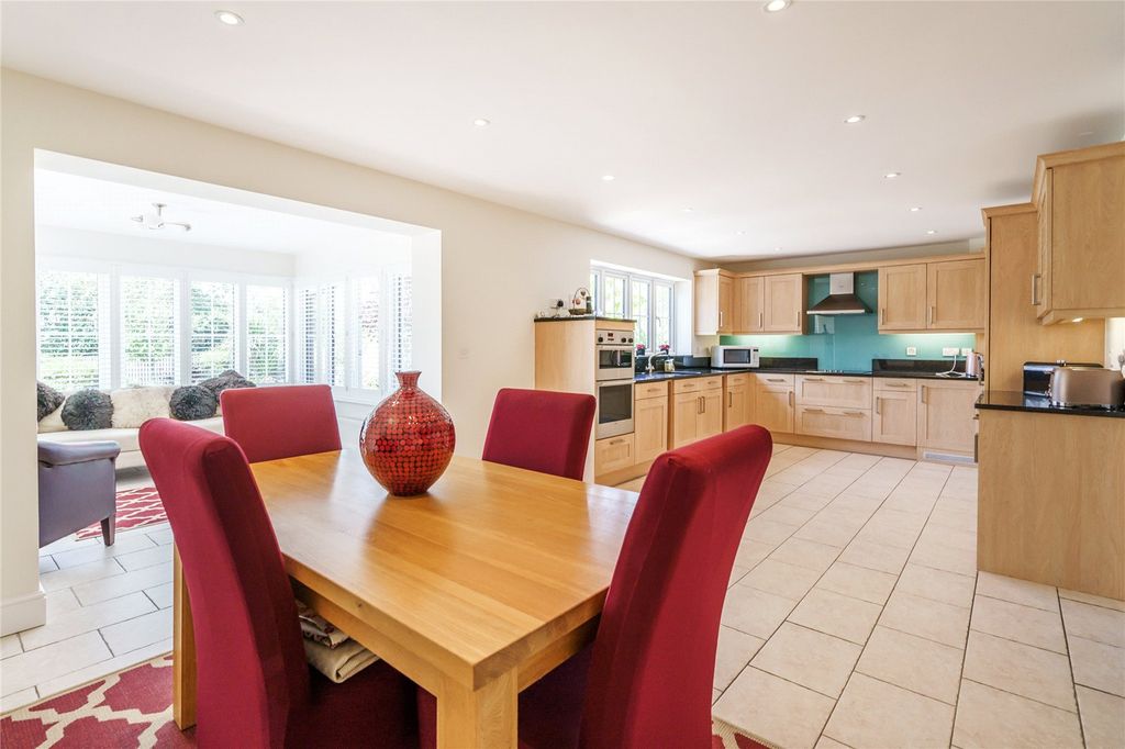 Property photo 3 of 16 Kitchen/Breakfast