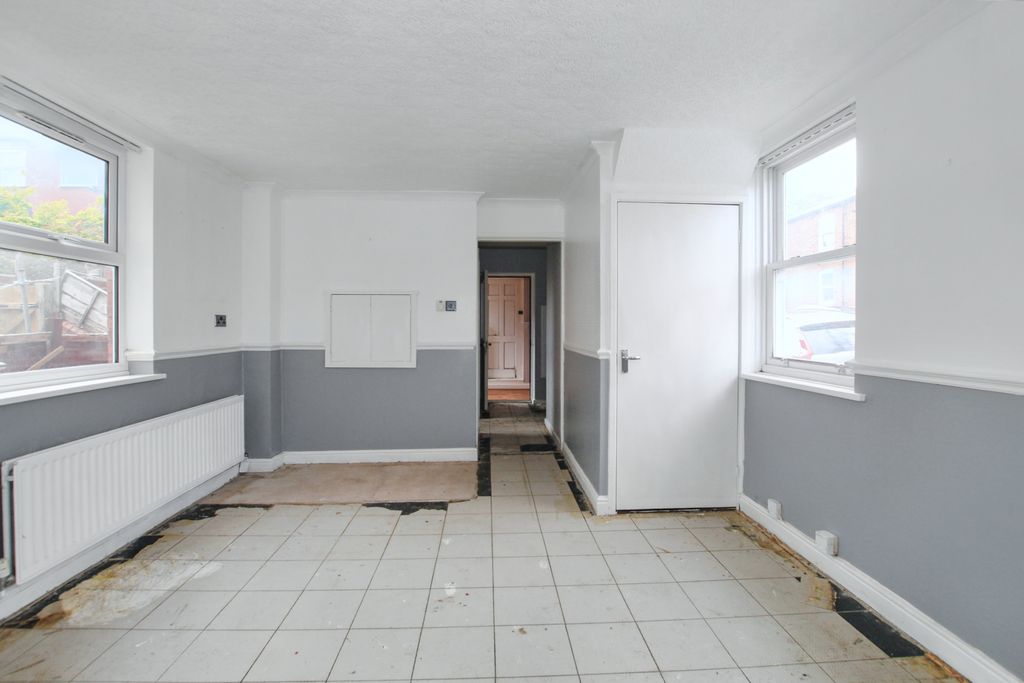 Property photo 3 of 20 39 Coronation Street, Macclesfield, Cheshire, Sk11 7Pq