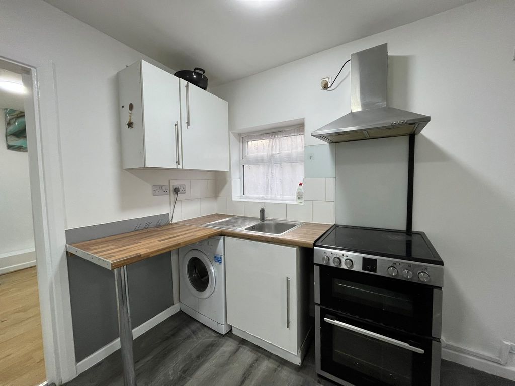 Property photo 1 of 6 2 Bed Flat To Rent Inverness Road, Southall Ub2