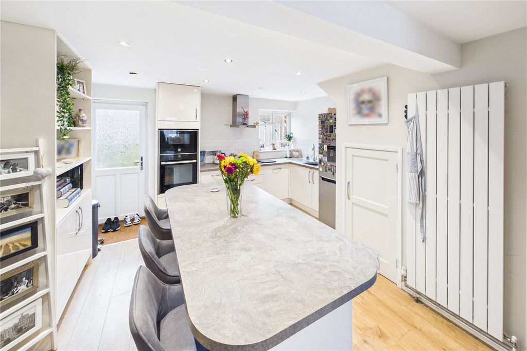 Property photo 3 of 18 Kitchen