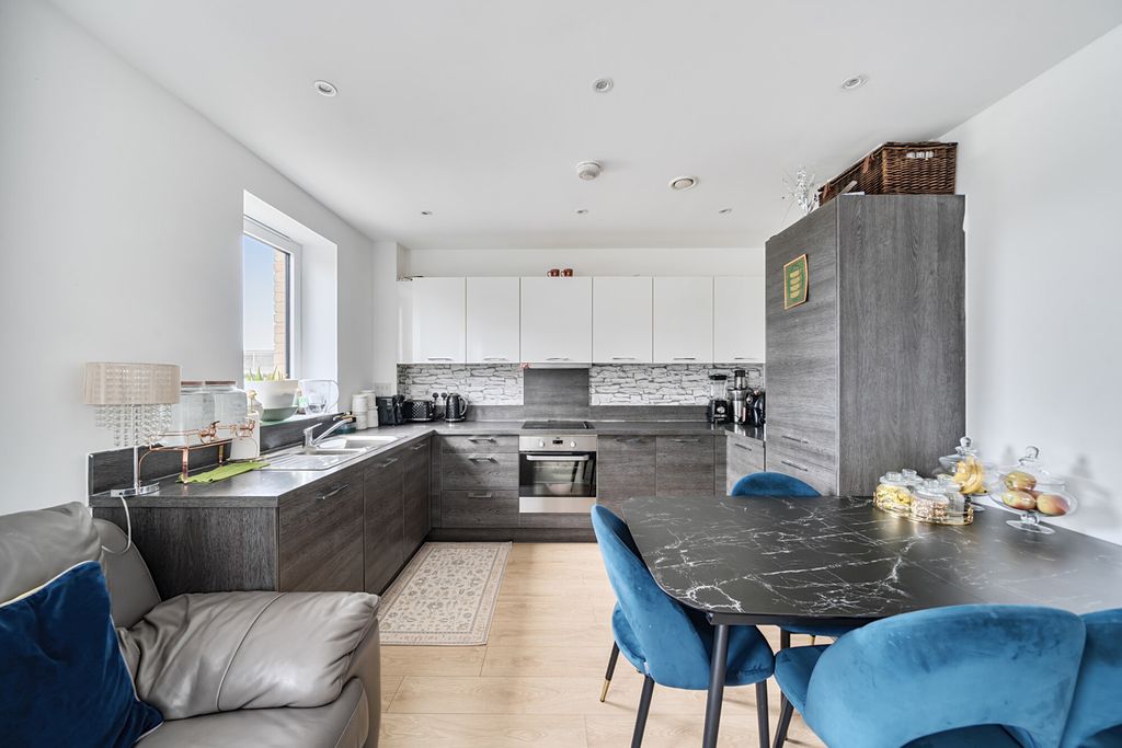 Property photo 2 of 16 1317430-18-687634...