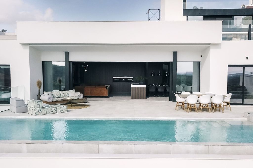 Property photo 2 of 33