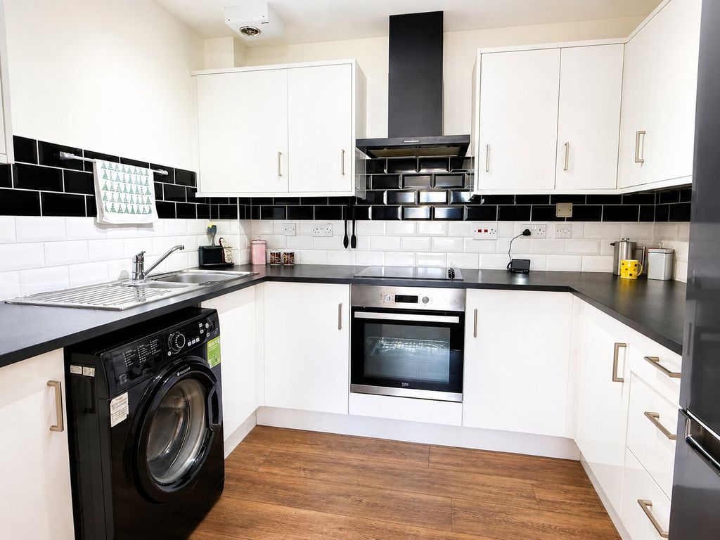 Property photo 2 of 11 Kitchen