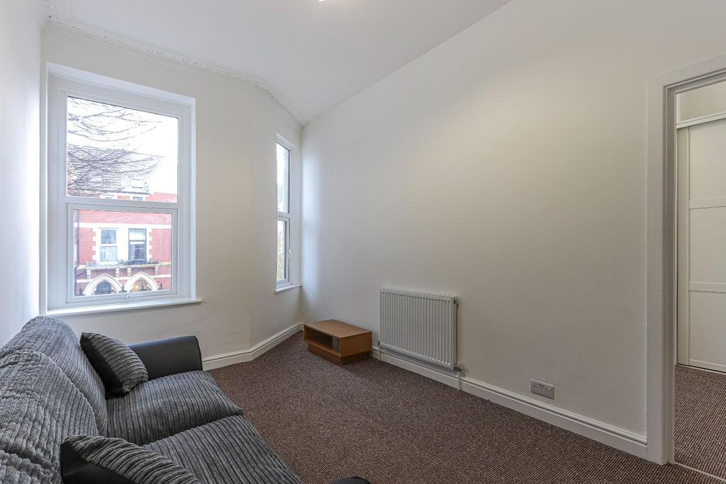 Property photo 3 of 8 Connaught Road 31, 3-5.Jpg