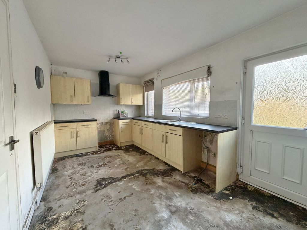 Property photo 2 of 9 Dining Kitchen