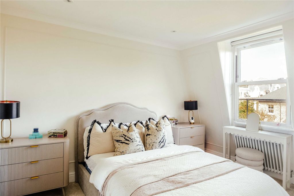 Property photo 3 of 8 Bedrpp,
